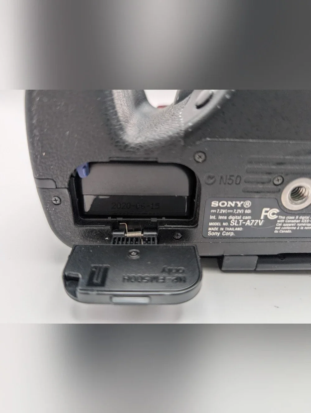 Sony Camera Alpha A77 SLT-A77V 24.3MP + DT 4-5.6/55-200 SAM Lens + 3 Batteries